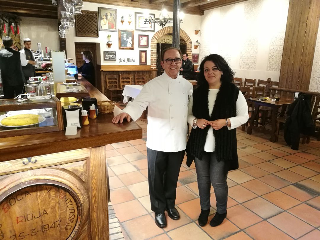 José María y Rocío Ruiz posan en el remozado bar de su establecimiento José María y Rocío Ruiz posan en el remozado bar de su establecimiento