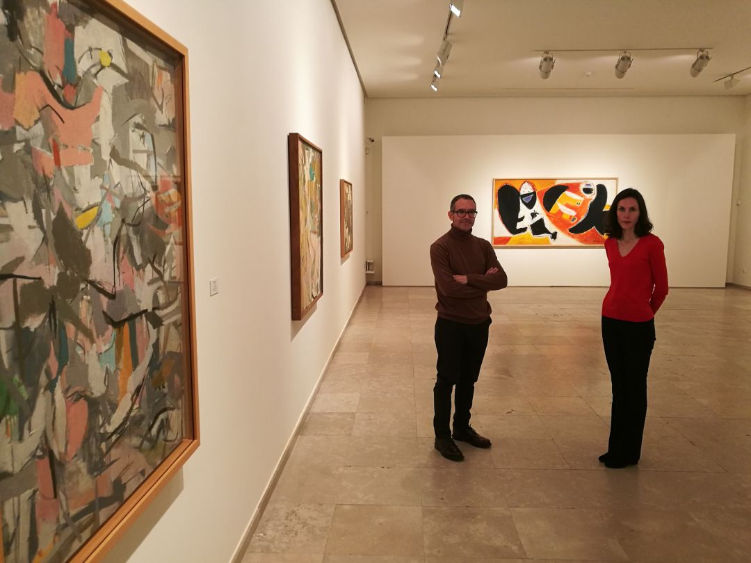 Francisco Bonilla y Ana Doldán en una de las salas que acogen la muestra de las obras de Esteban Vicente y José Guerrero Francisco Bonilla y Ana Doldán en una de las salas que acogen la muestra de las obras de Esteban Vicente y José Guerrero