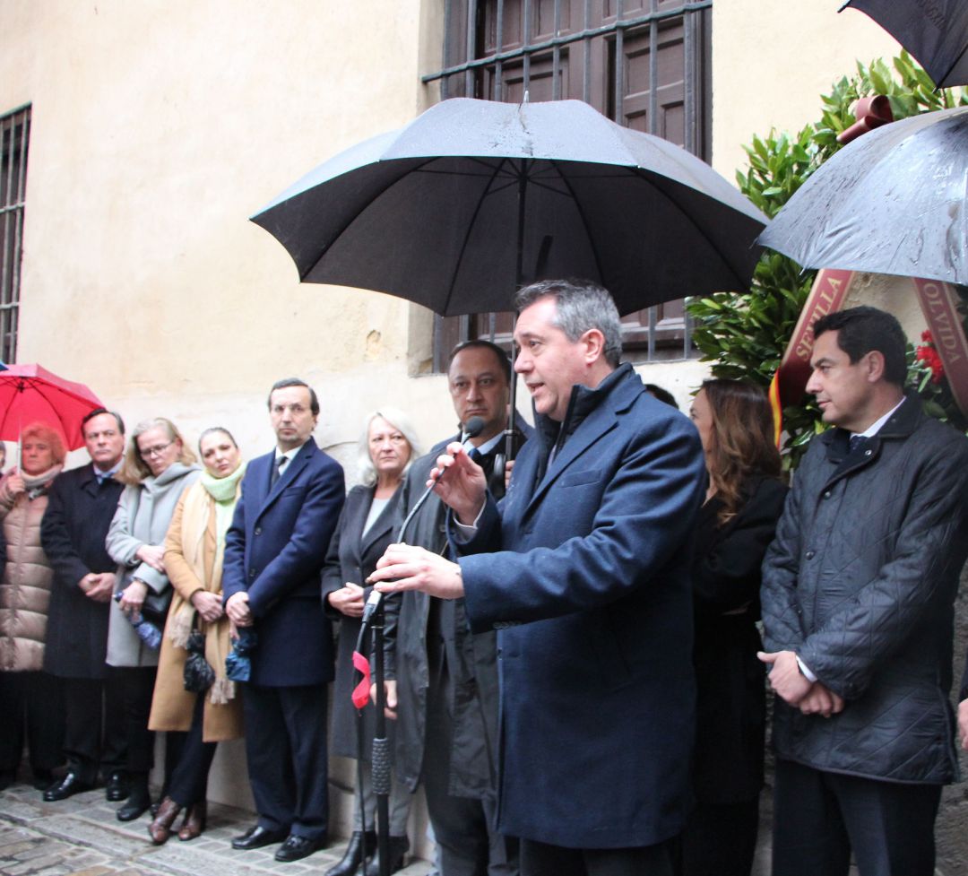 Tres claveles en su memoria, por la paz y la justicia Tres claveles en su memoria, por la paz y la justicia
