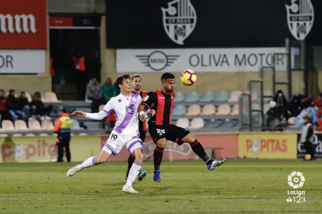 Gus Ledes, en pugna con Guillermo, durante el reciente Reus-Numancia. Gus Ledes, en pugna con Guillermo, durante el reciente Reus-Numancia.