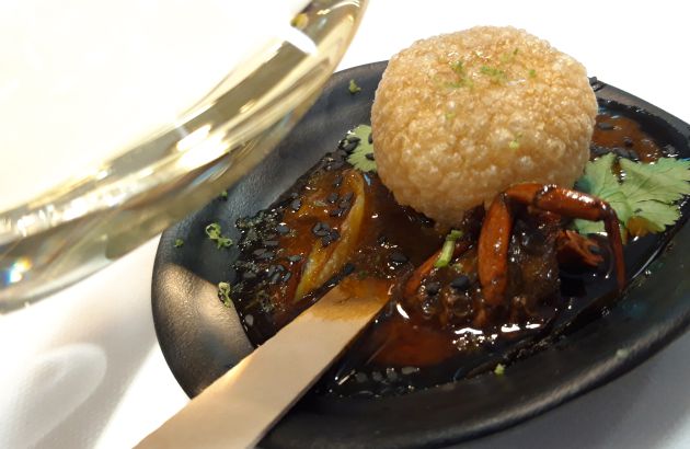 Chili crab de cucarachas, maridado con vino de Rueda. Chili crab de cucarachas, maridado con vino de Rueda.