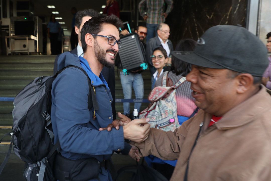 El periodista de la agencia Efe Gonzalo Domínguez (i), tras ser liberado este jueves en Caracas (Venezuela) El periodista de la agencia Efe Gonzalo Domínguez (i), tras ser liberado este jueves en Caracas (Venezuela)