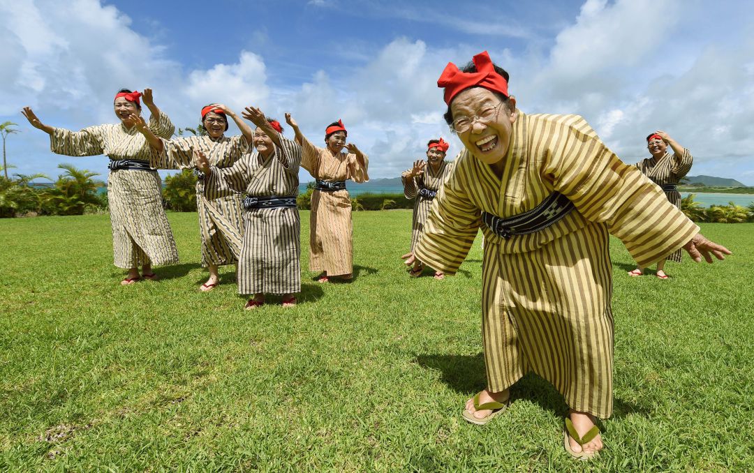 Grupo de ancianas bailando en la isla de Kohama Grupo de ancianas bailando en la isla de Kohama