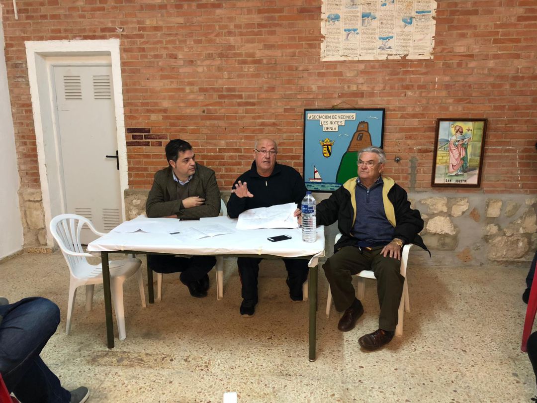 Momento de la reunión entre el concejal de barrio de Les Rotes y el representante de Aqualia, con vecinos y empresarios. Momento de la reunión entre el concejal de barrio de Les Rotes y el representante de Aqualia, con vecinos y empresarios.