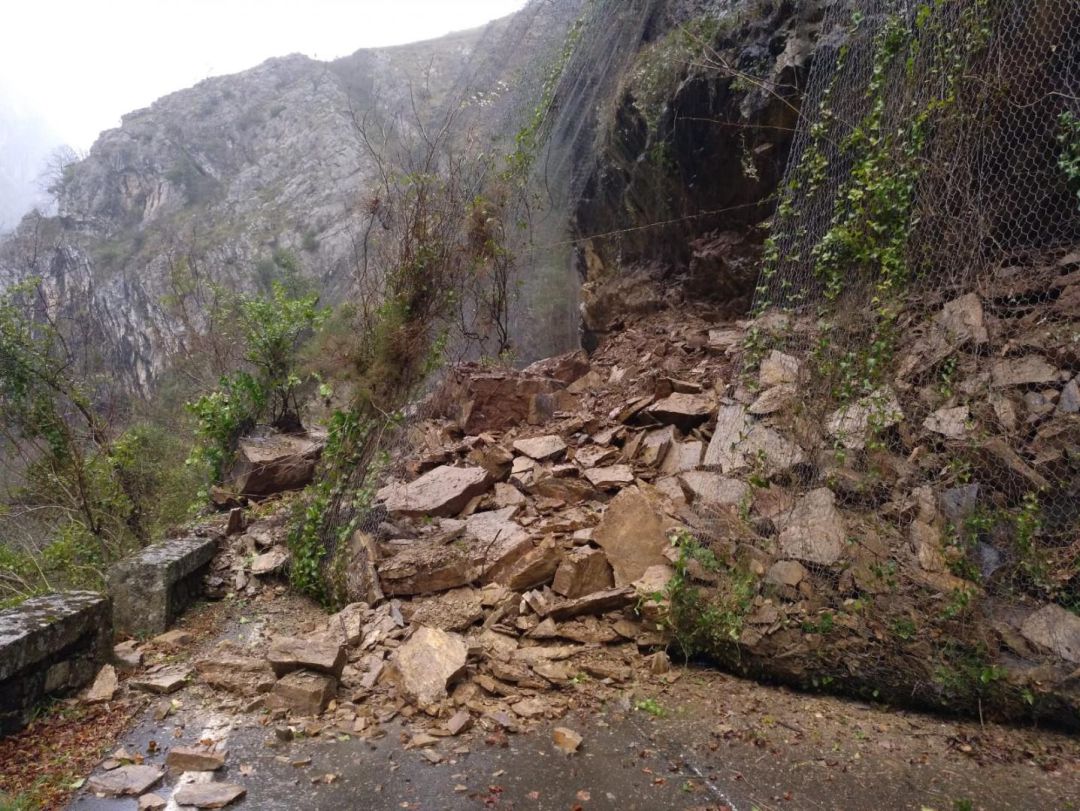 Imagen del despredimiento que mantiene cortada la carretera Imagen del despredimiento que mantiene cortada la carretera