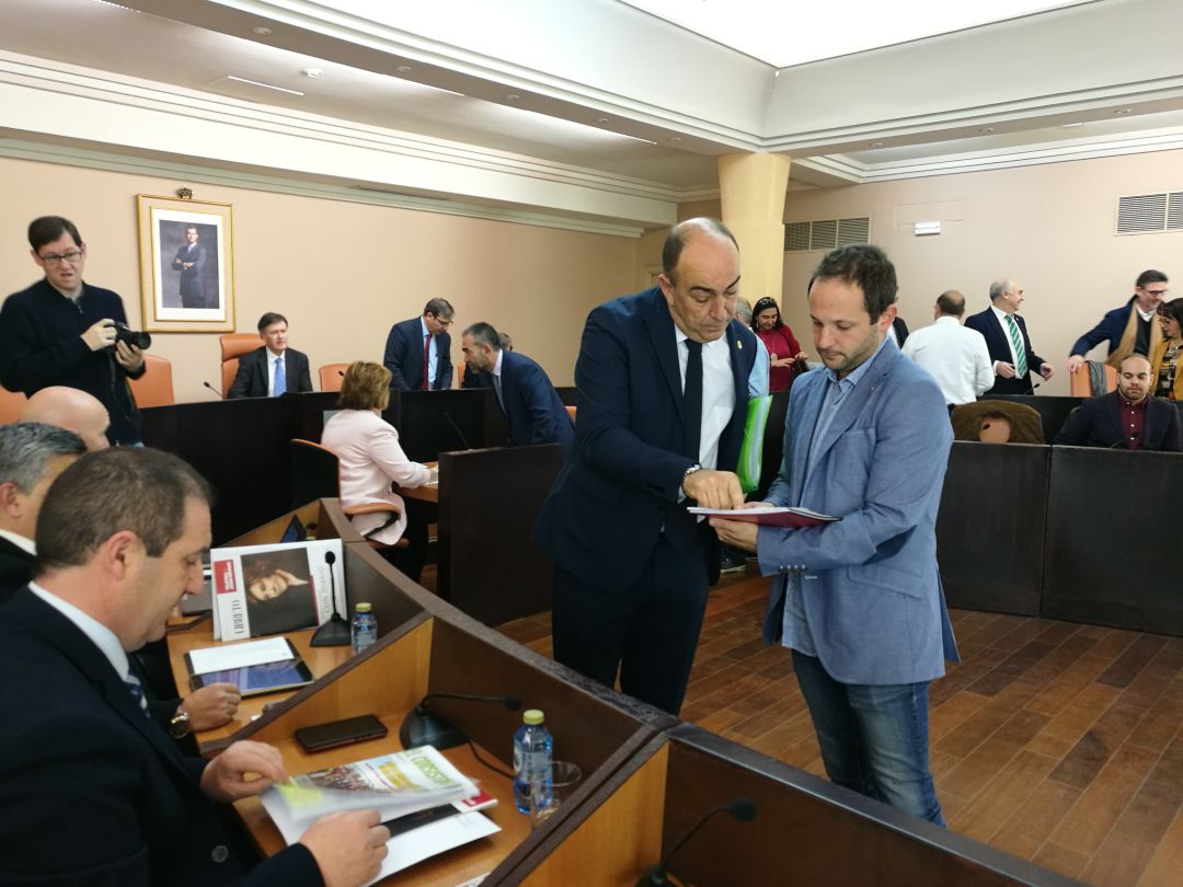 Momentos antes del inicio del Pleno el diputado de ServicIos Sociales Miguel Ángel de Vicente(I) conversa con Alberto Serna portavoz del PSOE Momentos antes del inicio del Pleno el diputado de ServicIos Sociales Miguel Ángel de Vicente(I) conversa con Alberto Serna portavoz del PSOE
