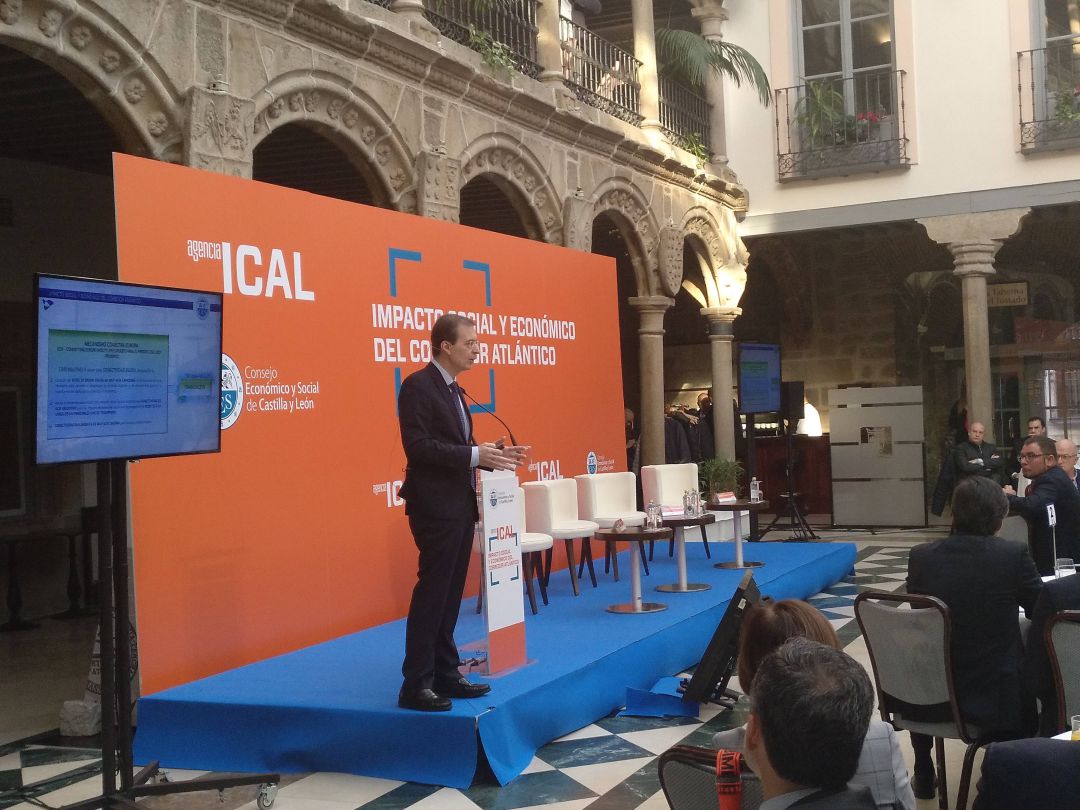 Germán Barrios explica las propustas del CES sobre el Corredor Atlántico en una jornada organizada por la Agencia ICAL Germán Barrios explica las propustas del CES sobre el Corredor Atlántico en una jornada organizada por la Agencia ICAL