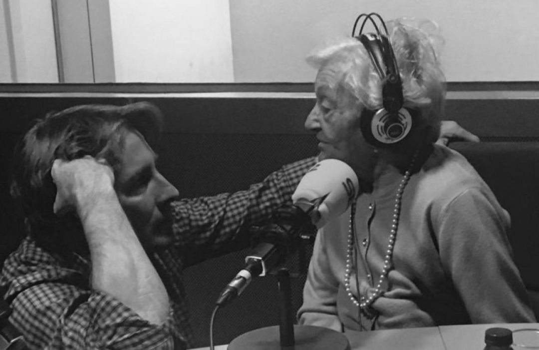 Javier del Pino entrevista a una de las víctimas del franquismo. Javier del Pino entrevista a una de las víctimas del franquismo.