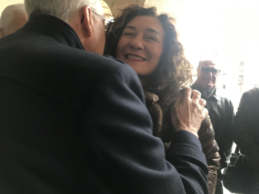 La alcaldesa saluda a los funcionarios La alcaldesa saluda a los funcionarios