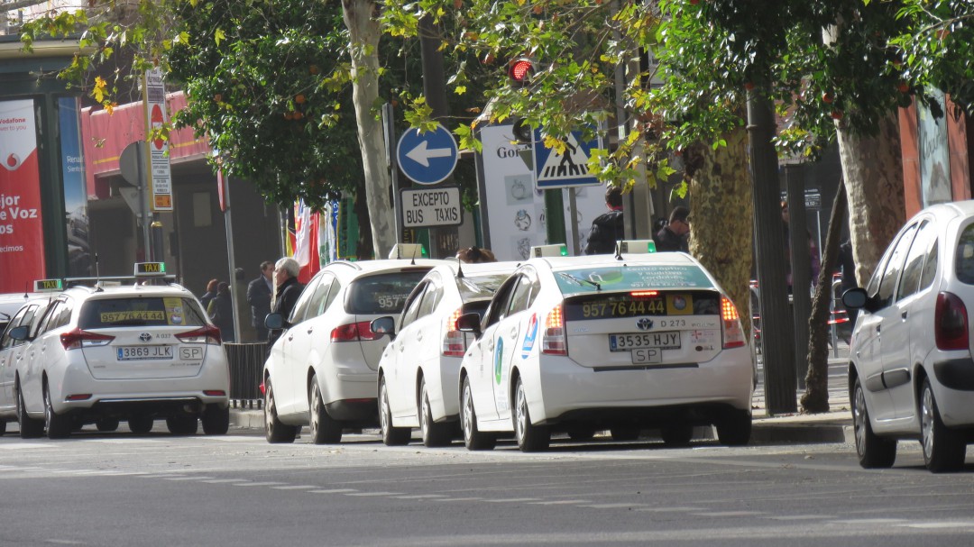 Los taxistas quieren poder cerrar el precio al cliente pero no cobrar por pasajero