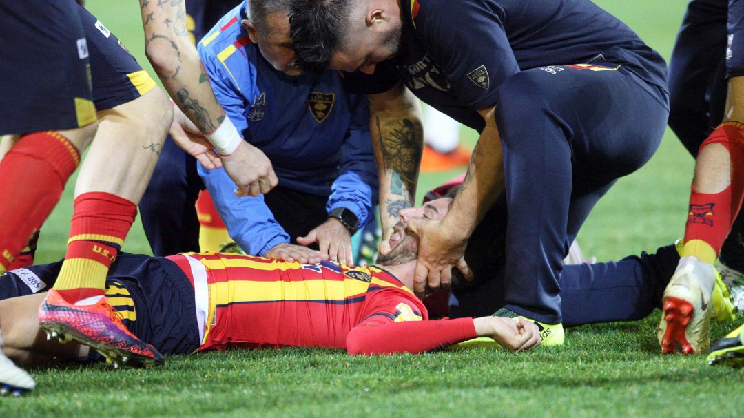 Suspenden el Lecce-Ascoli a los 30 segundos tras el desplome de Scavone