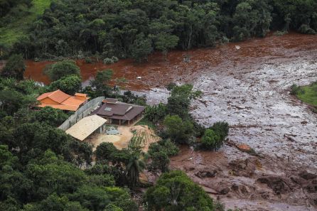 Las labores de búsqueda de las víctimas del desastre causado por la rotura de una presa que contenía residuos minerales de la compañía Vale, en Brumadinho Las labores de búsqueda de las víctimas del desastre causado por la rotura de una presa que contenía residuos minerales de la compañía Vale, en Brumadinho