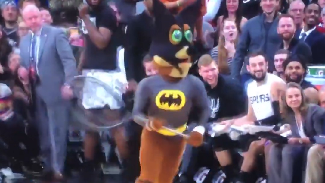 Se cuela un murciélago en el pabellón de los Spurs y la mascota disfrazada de Batman lo atrapa