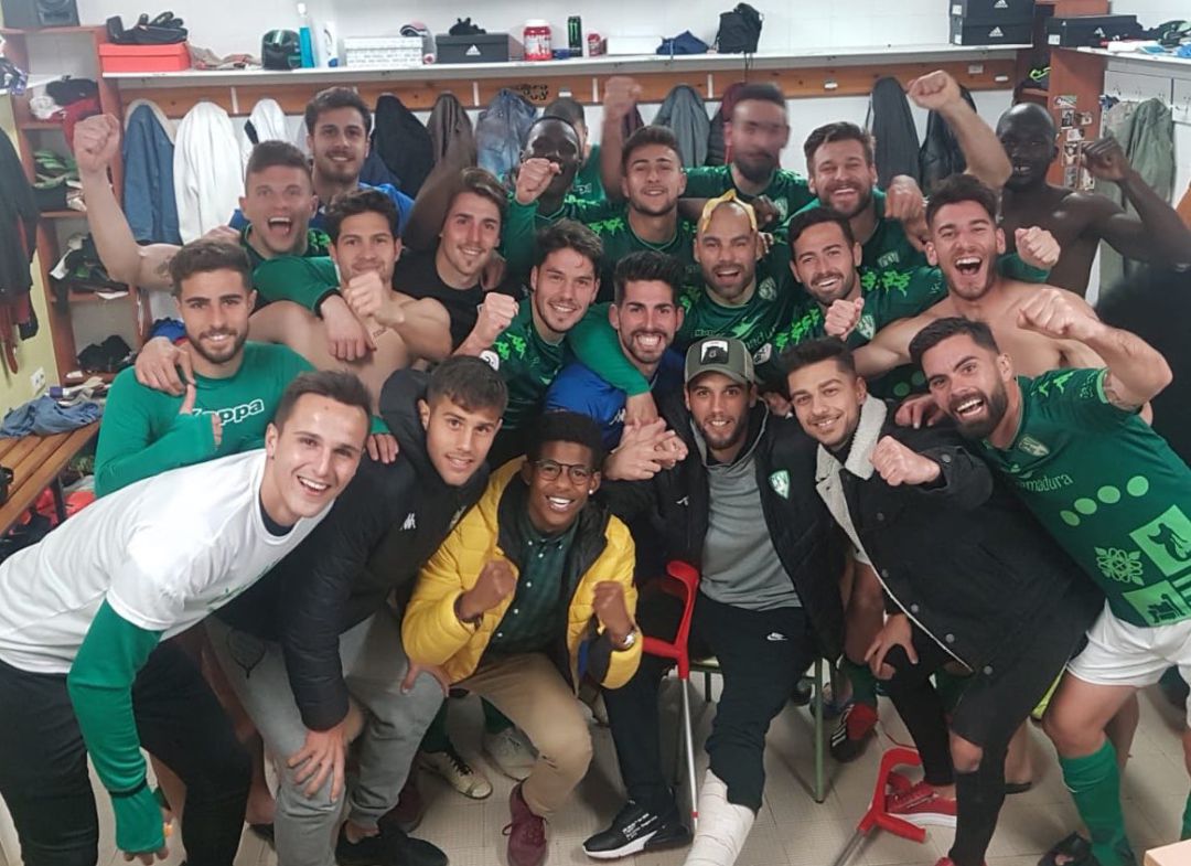 Celebración en los vestuarios con el jugador Tapia Celebración en los vestuarios con el jugador Tapia