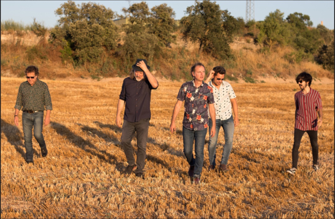 La banda Els Pets en una fotografía promocional. En el centro, con sombrero, el batería Joan Reig La banda Els Pets en una fotografía promocional. En el centro, con sombrero, el batería Joan Reig