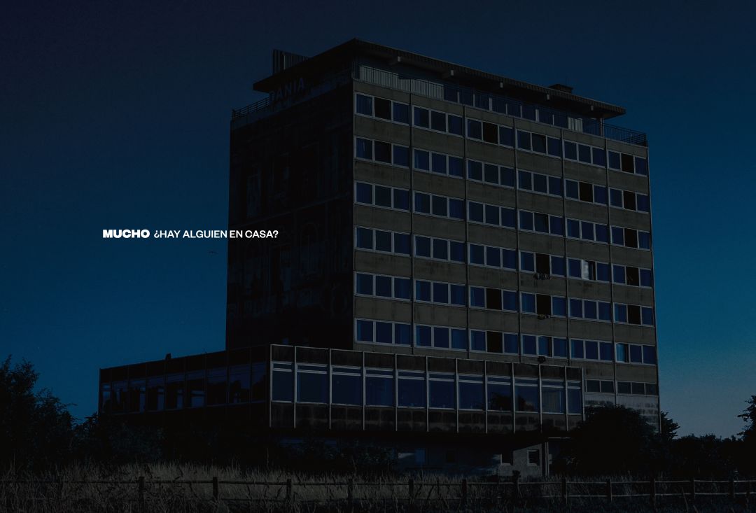 Portada del disco de Mucho '¿Hay alguien en casa?'. Fotografía de Pau Roca. Portada del disco de Mucho '¿Hay alguien en casa?'. Fotografía de Pau Roca.
