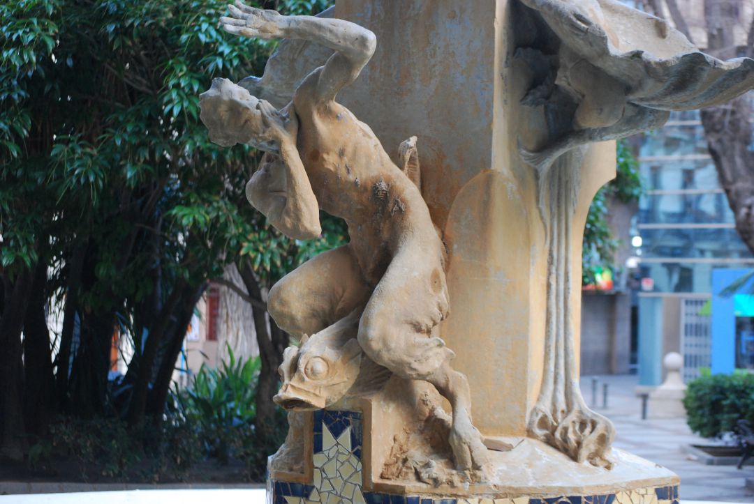 Fauno del grupo escultural de la Font de l’Aiguadora, en la plaza de Gabriel Miró (Alicante) Fauno del grupo escultural de la Font de l’Aiguadora, en la plaza de Gabriel Miró (Alicante)