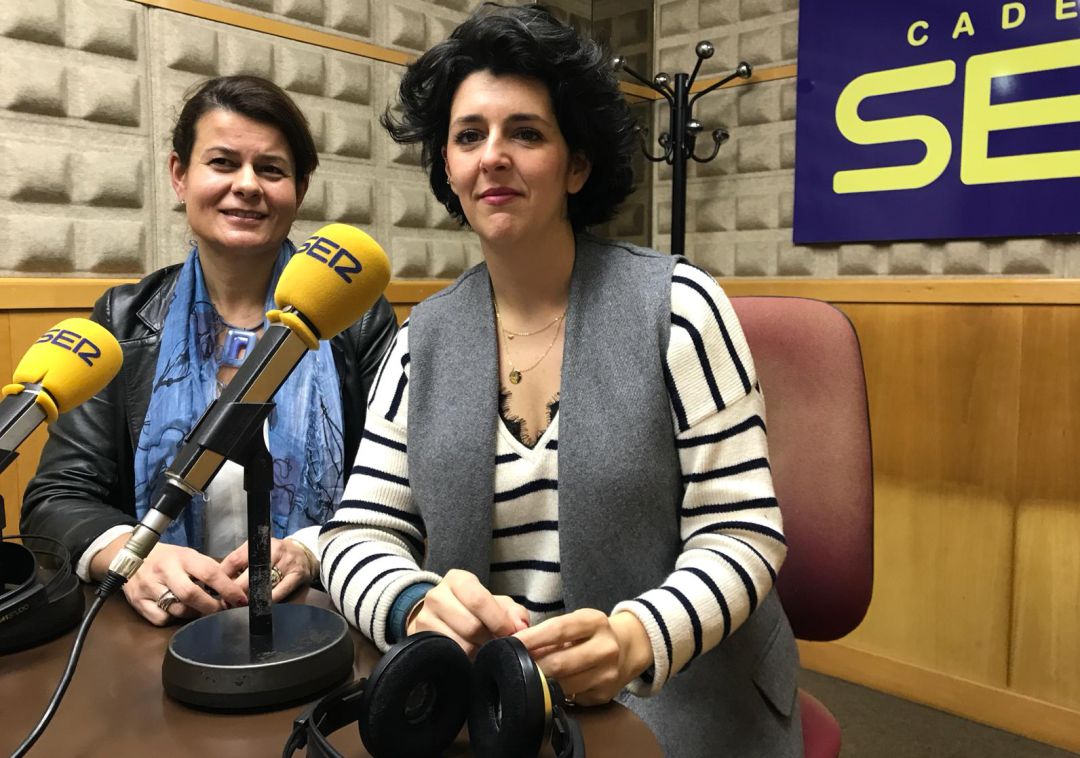 Ana Ulibarri y Beatriz Balbona en los estudios de Radio Asturias Ana Ulibarri y Beatriz Balbona en los estudios de Radio Asturias