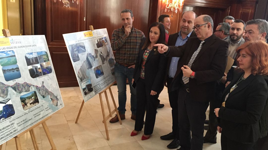 El presidente de SEIASA explicaba a los presentes las obras que se ejecutarán en la provincia de Jaén El presidente de SEIASA explicaba a los presentes las obras que se ejecutarán en la provincia de Jaén