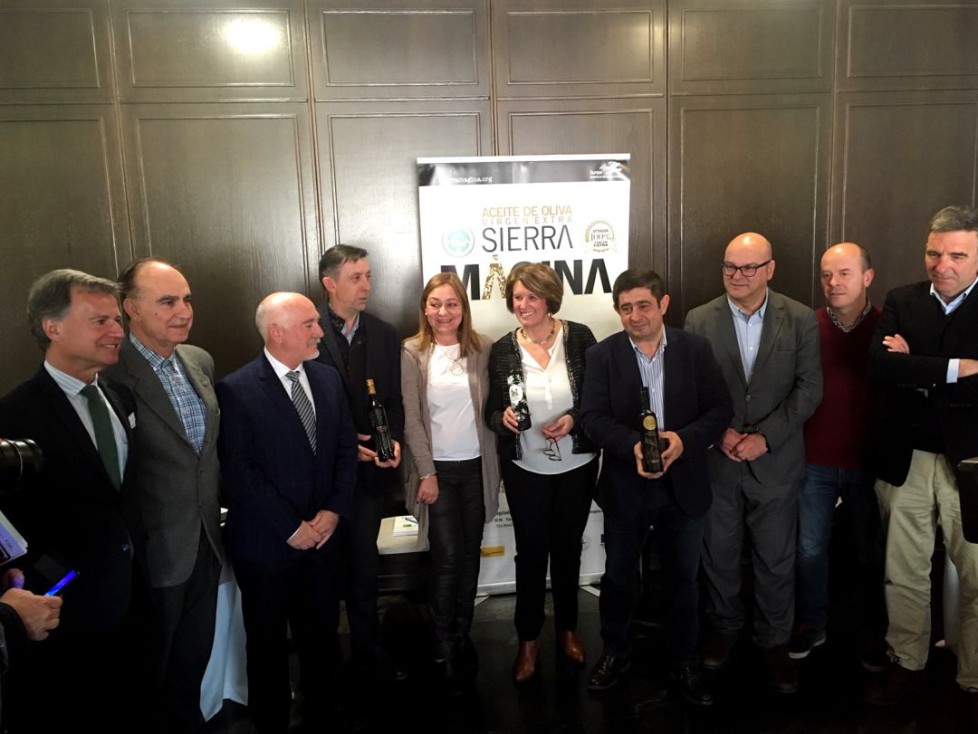 Foto de familia con miembros del jurado, Denominación y Diputación Provincial Foto de familia con miembros del jurado, Denominación y Diputación Provincial