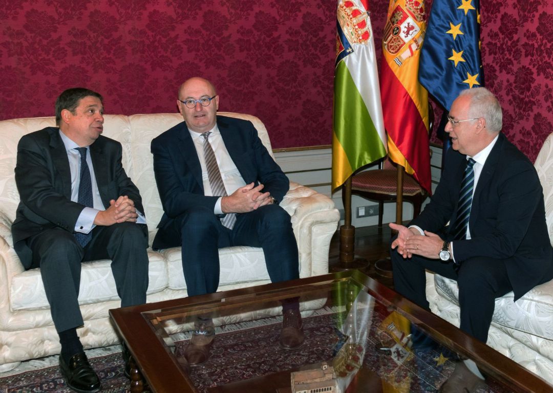 El Comisario europeo y el Ministro de agricultura se han reunido con el Presidente del gobierno regional El Comisario europeo y el Ministro de agricultura se han reunido con el Presidente del gobierno regional