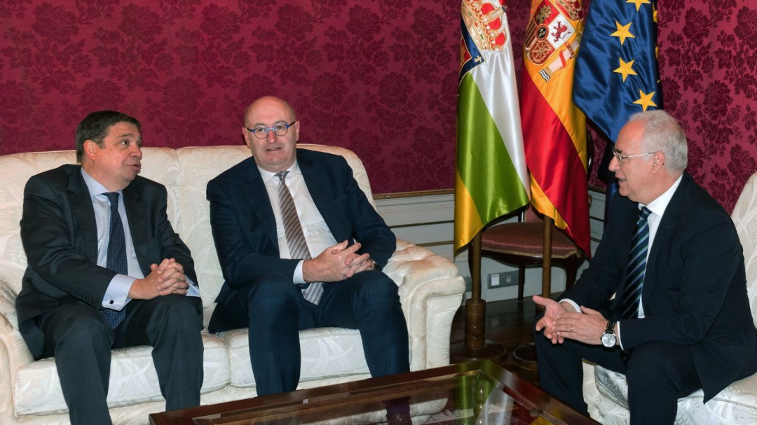 El Comisario europeo de Agricultura garantiza el apoyo a las exportaciones de vino y a los Programas de desarrollo rural