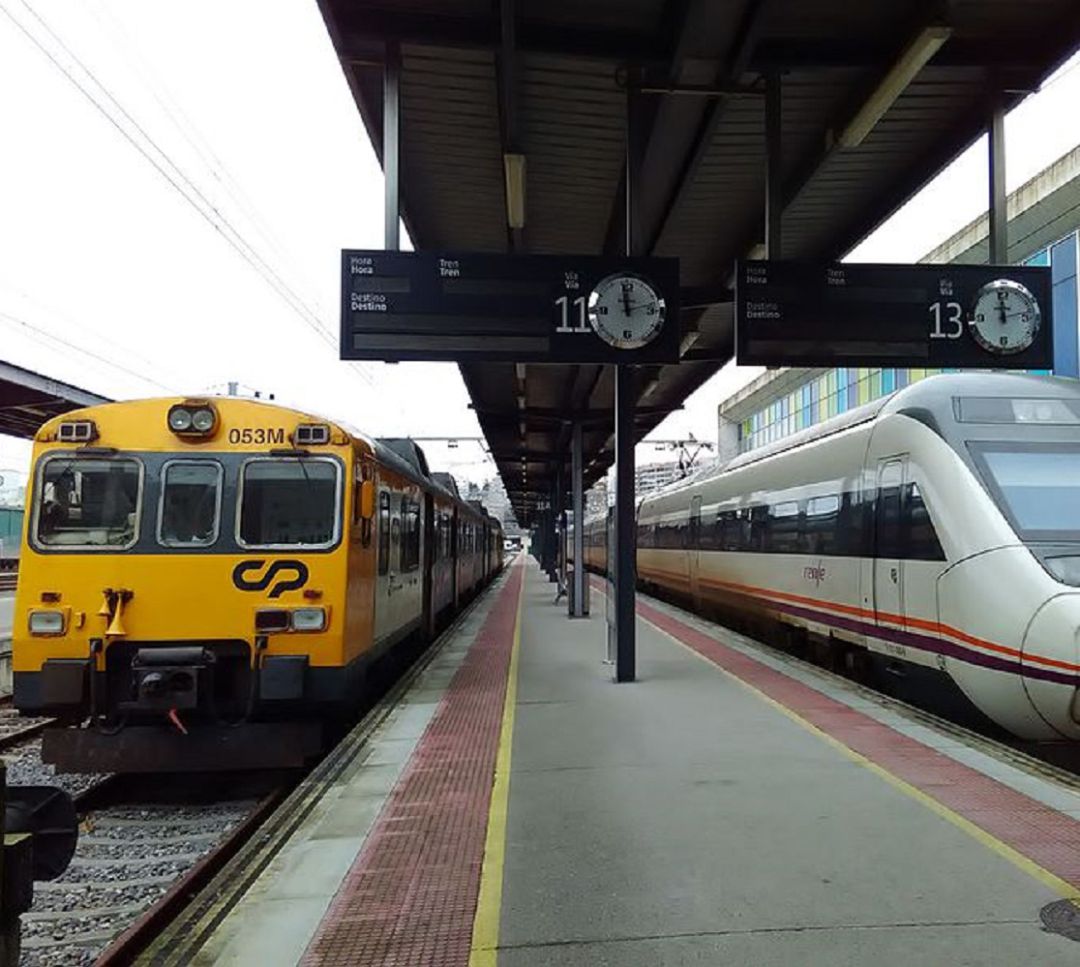 El viejo Tren Celta compartiendo andén en Guixar con un Regional El viejo Tren Celta compartiendo andén en Guixar con un Regional