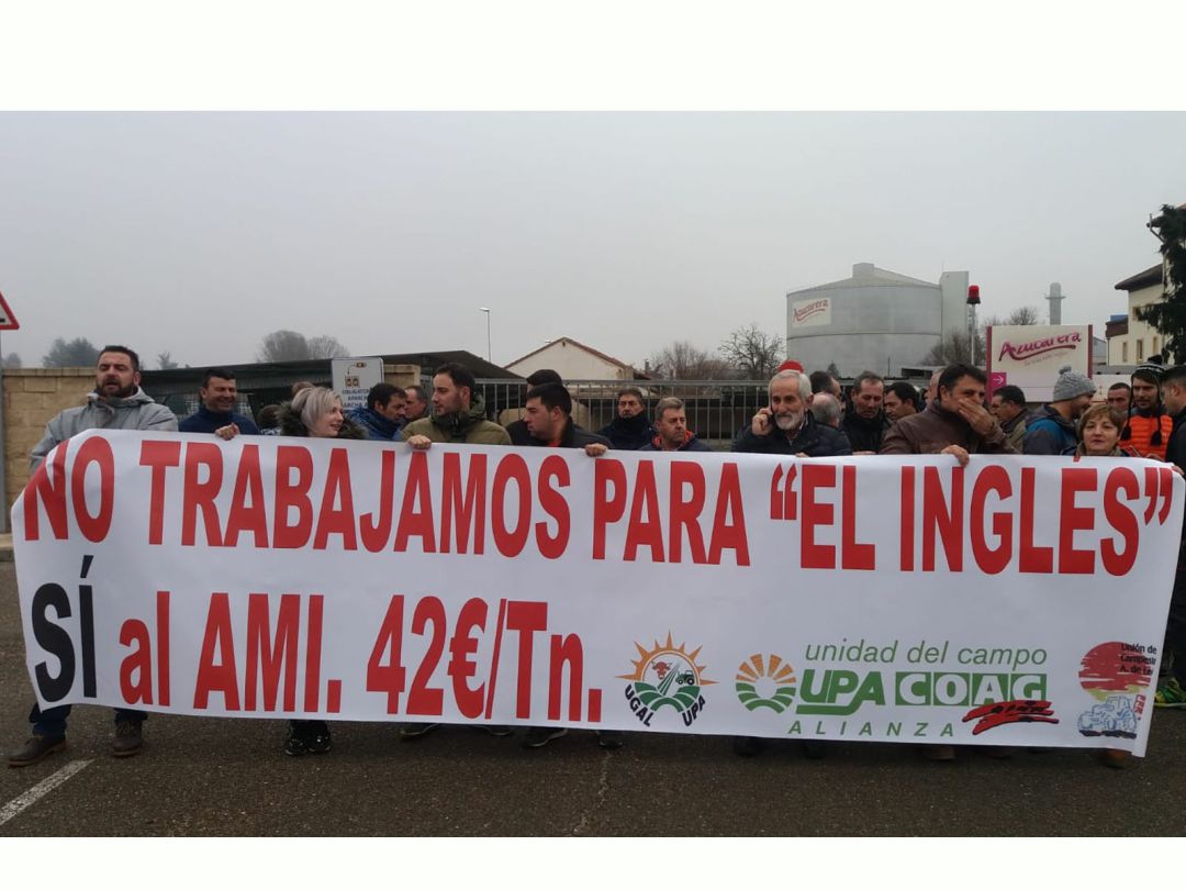 Cocentración de UPA-COAG ante la Azucarera de Toro Cocentración de UPA-COAG ante la Azucarera de Toro