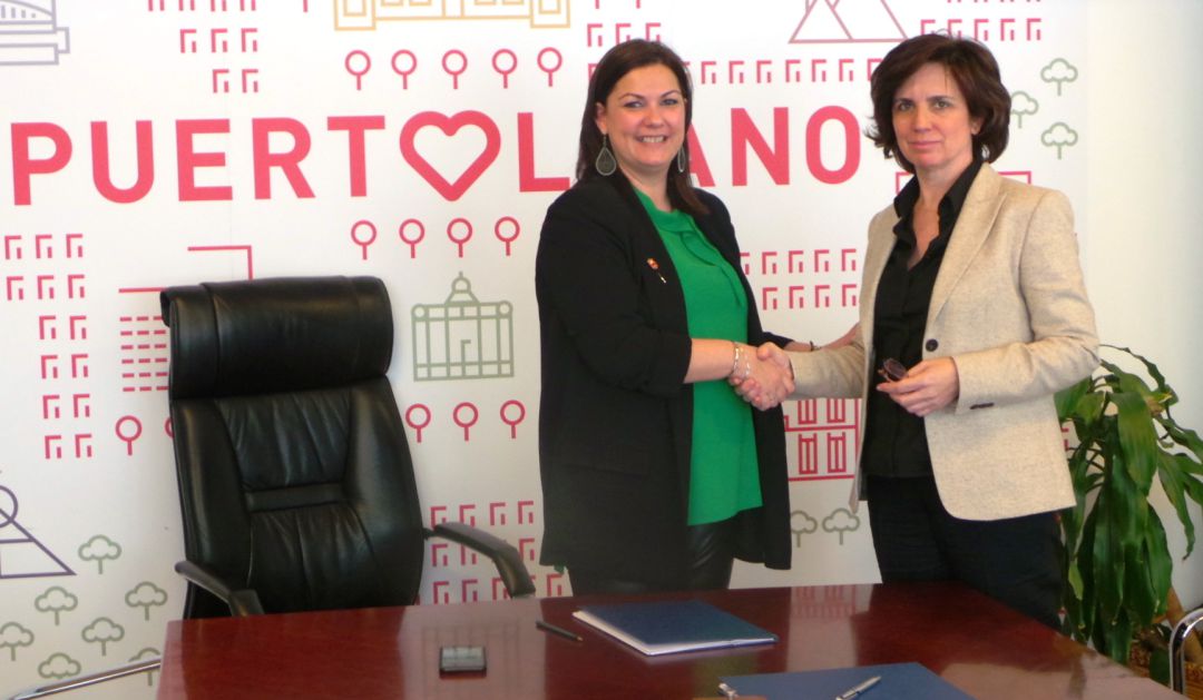 Mayte Fernández (izquierda) y Rosa Juárez, tras la renovación de los convenios de colaboración entre Repsol y el Ayuntamiento de Puertollano Mayte Fernández (izquierda) y Rosa Juárez, tras la renovación de los convenios de colaboración entre Repsol y el Ayuntamiento de Puertollano