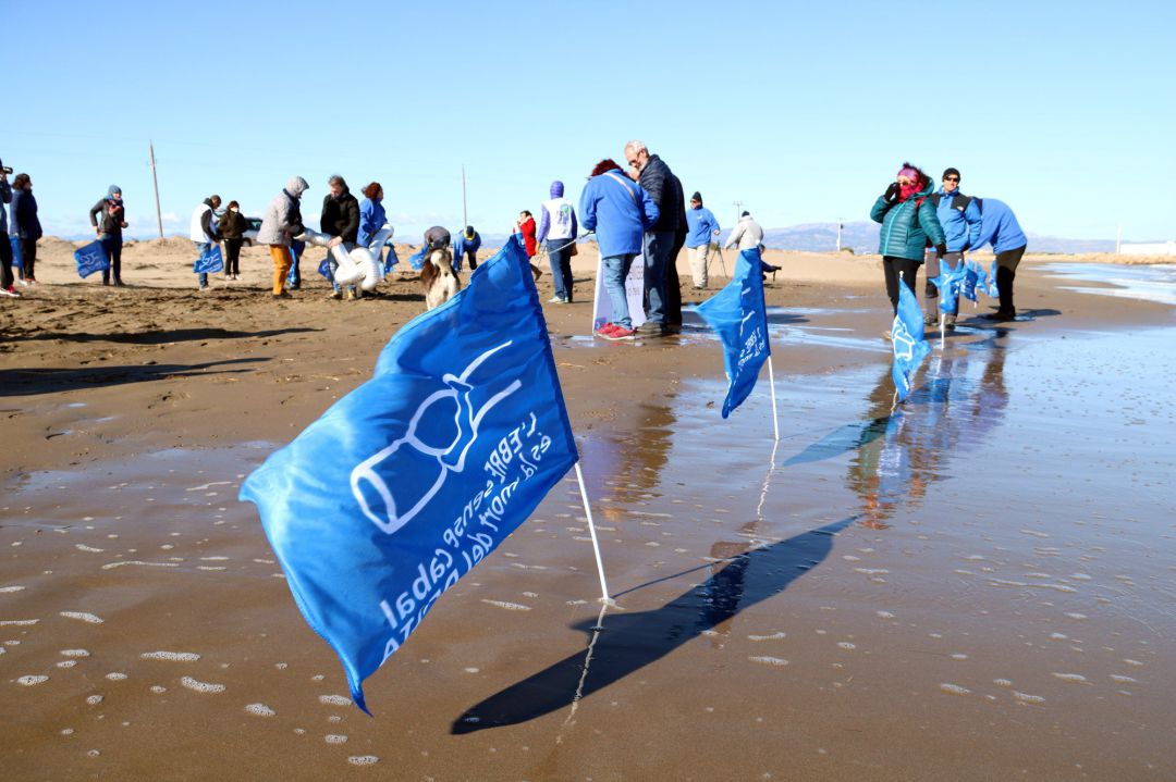Pla general dels ecologistes en l'acció de denúncia de la regressió de delta de l'Ebre a la platja de la Marquesa. Imatge del 3 de febrer del 2019 (Horitzontal): Pla general dels ecologistes en l'acció de denúncia de la regressió de delta de l'Ebre a la platja de la Marquesa. Imatge del 3 de febrer del 2019 (Horitzontal):