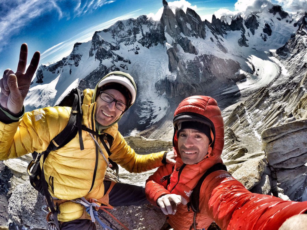 Iker (de amarillo) y Eneko (de rojo) en la cumbre de la aguja patagónica. Iker (de amarillo) y Eneko (de rojo) en la cumbre de la aguja patagónica.