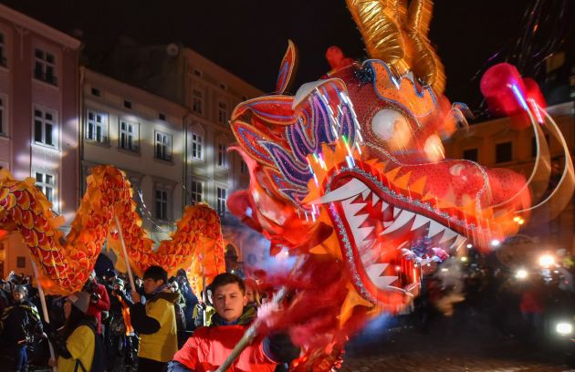 Personas desfilan con un dragón durante la celebración del Año Nuevo Lunar Chino. Personas desfilan con un dragón durante la celebración del Año Nuevo Lunar Chino.