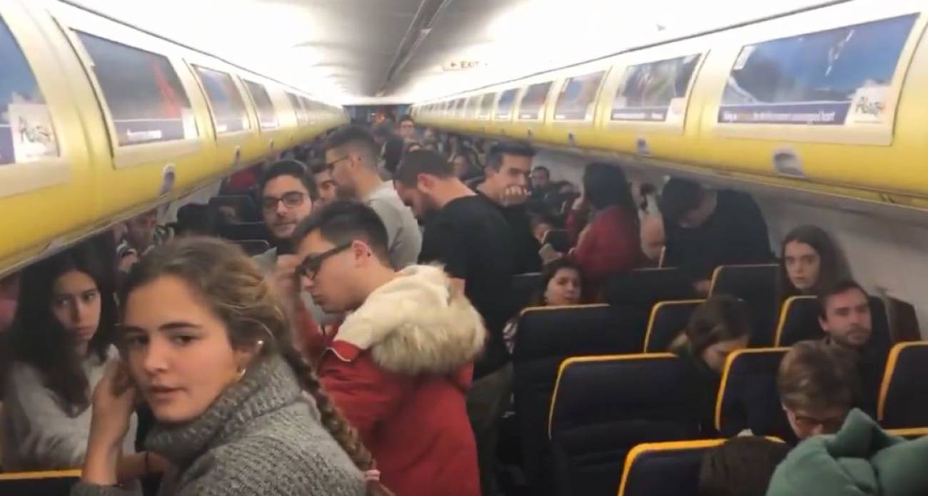 El Drama De 200 Pasajeros Espanoles Seis Horas Encerrados En Un Avion De Ryanair Sin Explicaciones Sociedad Cadena Ser
