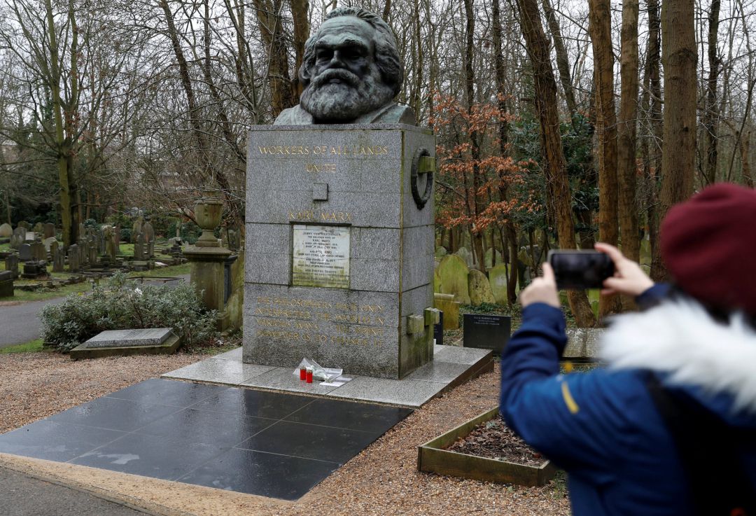 El autor del ataque trató de borrar con un martillo el nombre de Marx de la placa El autor del ataque trató de borrar con un martillo el nombre de Marx de la placa