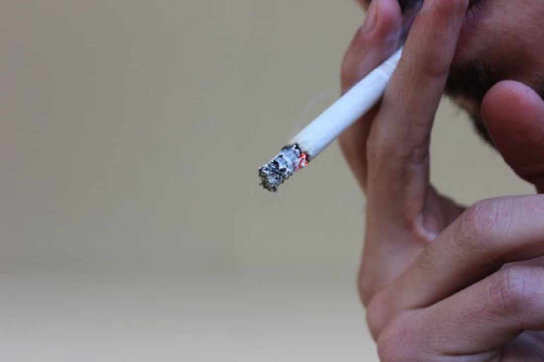 Un hombre pierde la custodia por fumar delante de sus hijos Un hombre pierde la custodia por fumar delante de sus hijos