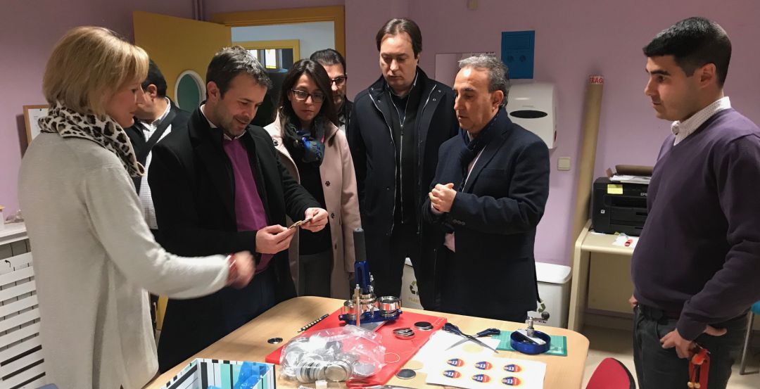 El secretario general del PSOE de la capital, Julio Millán (segundo por la izqda) visita las instalaciones de Aspace. El secretario general del PSOE de la capital, Julio Millán (segundo por la izqda) visita las instalaciones de Aspace.