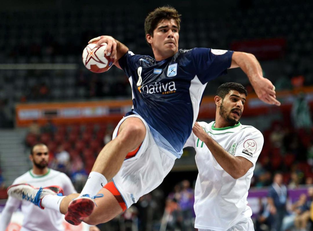 Pablo Simonet intenta un lanzamiento con la selección argentina Pablo Simonet intenta un lanzamiento con la selección argentina