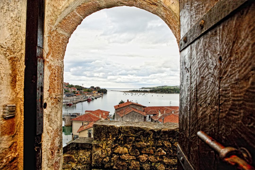 Panorámica de San Vicente de la Barquera. Panorámica de San Vicente de la Barquera.