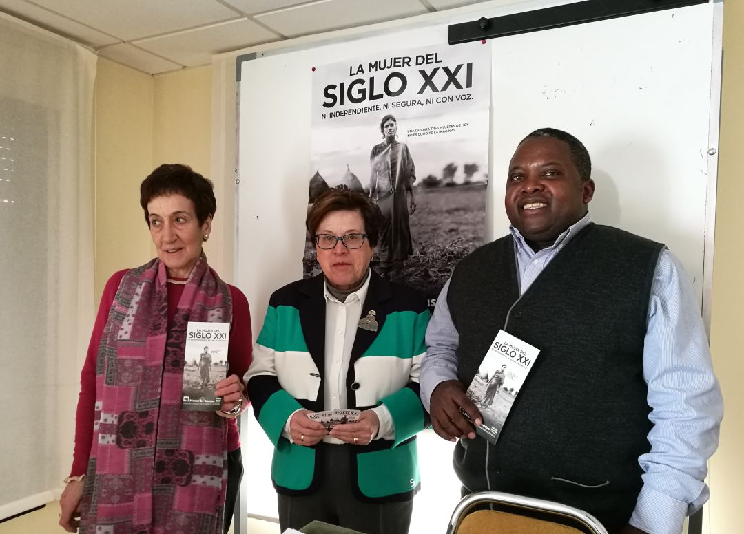Mari Luz Rincón y Rosa Contreras tesorera y delegada de Manos Unidas en Segovia junto al misionero Marcel Gham Mari Luz Rincón y Rosa Contreras tesorera y delegada de Manos Unidas en Segovia junto al misionero Marcel Gham