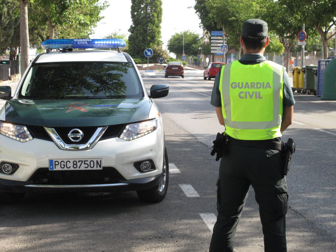 Detenidos dos ladrones cuando practicaban un butrón en Azuqueca de Henares para entrar en una joyería: 2 detenidos en Azuqueca cuando realizaban un "butrón" para robar en una joyería Detenidos dos ladrones cuando practicaban un butrón en Azuqueca de Henares para entrar en una joyería: 2 detenidos en Azuqueca cuando realizaban un "butrón" para robar en una joyería