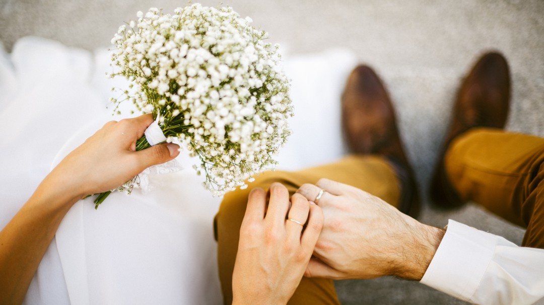 Una pareja se casa en una funeraria después de que el ayuntamiento cancelase la boda a última hora