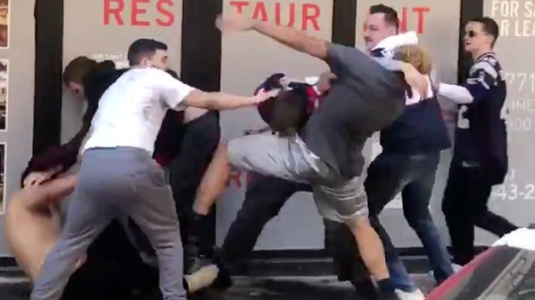 Brutal y bochornosa pelea entre aficionados de los Patriots durante el desfile de la victoria