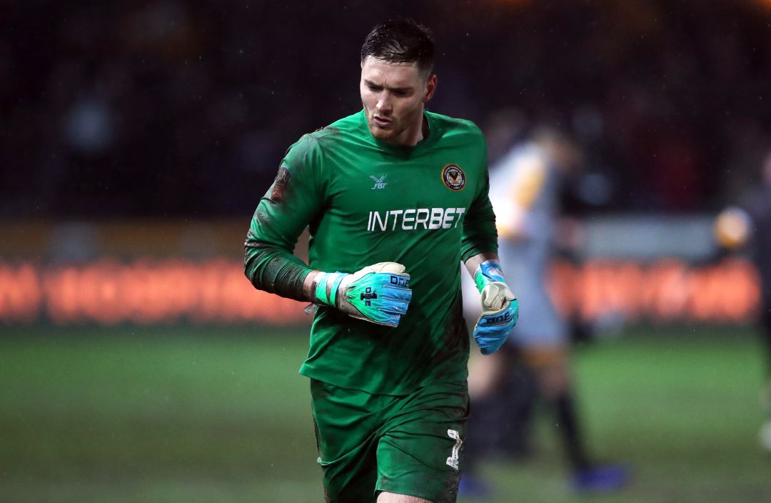 Joe Day abandona el partido corriendo. Joe Day abandona el partido corriendo.