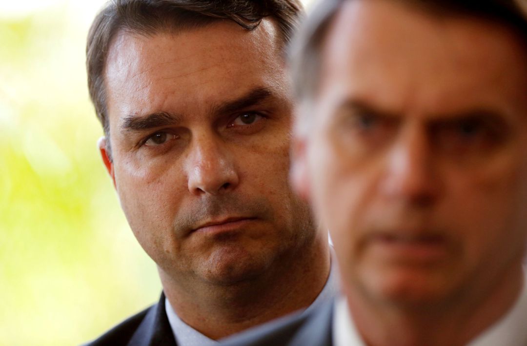 Foto de archivo de Flavio Bolsonaro, junto a su padre y presidente de Brasil, Jair Bolsonaro. Foto de archivo de Flavio Bolsonaro, junto a su padre y presidente de Brasil, Jair Bolsonaro.