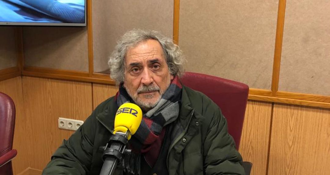 Pepe Chamizo durante la entrevista en los estudios de Radio Sevilla. Pepe Chamizo durante la entrevista en los estudios de Radio Sevilla.