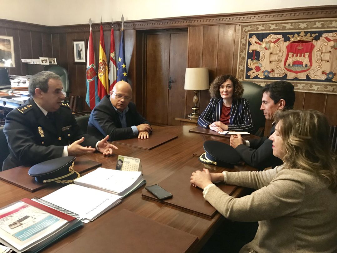 La alcaldesa en su despacho en el ayuntamiento de Ponferrada durante la recepción institucional del nuevo comisario provincial La alcaldesa en su despacho en el ayuntamiento de Ponferrada durante la recepción institucional del nuevo comisario provincial