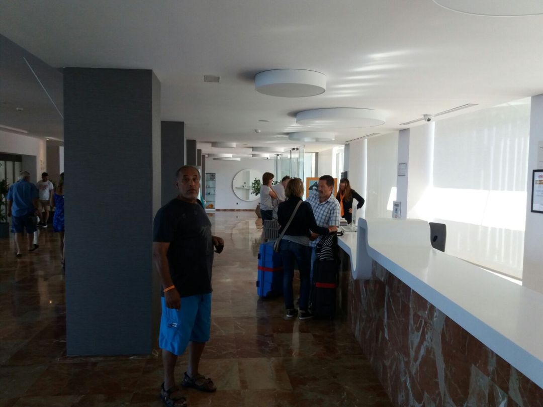 Turistas en la recepción de un hotel Turistas en la recepción de un hotel