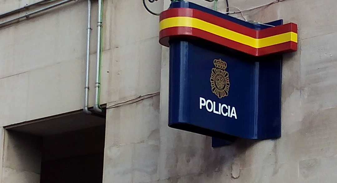 Placa de la Policía Nacional. Placa de la Policía Nacional.