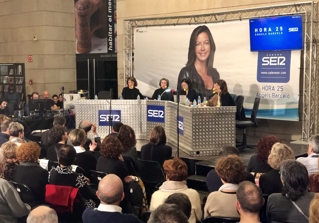 Àngels Barceló y su equipo de Hora 25 desde el IVAM