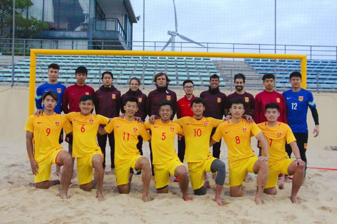 María Gordo, de pie, cuarta por la izquierda, con el cuerpo técnico y los jugadores de la Selección China de Fútbol Playa María Gordo, de pie, cuarta por la izquierda, con el cuerpo técnico y los jugadores de la Selección China de Fútbol Playa